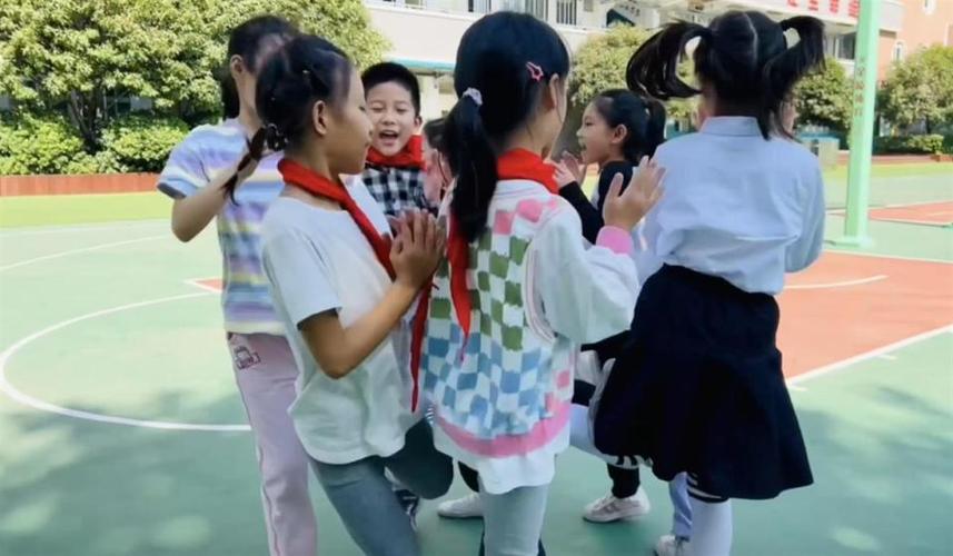 编花篮,纸球接力,小学生课间十分钟玩起传统游戏